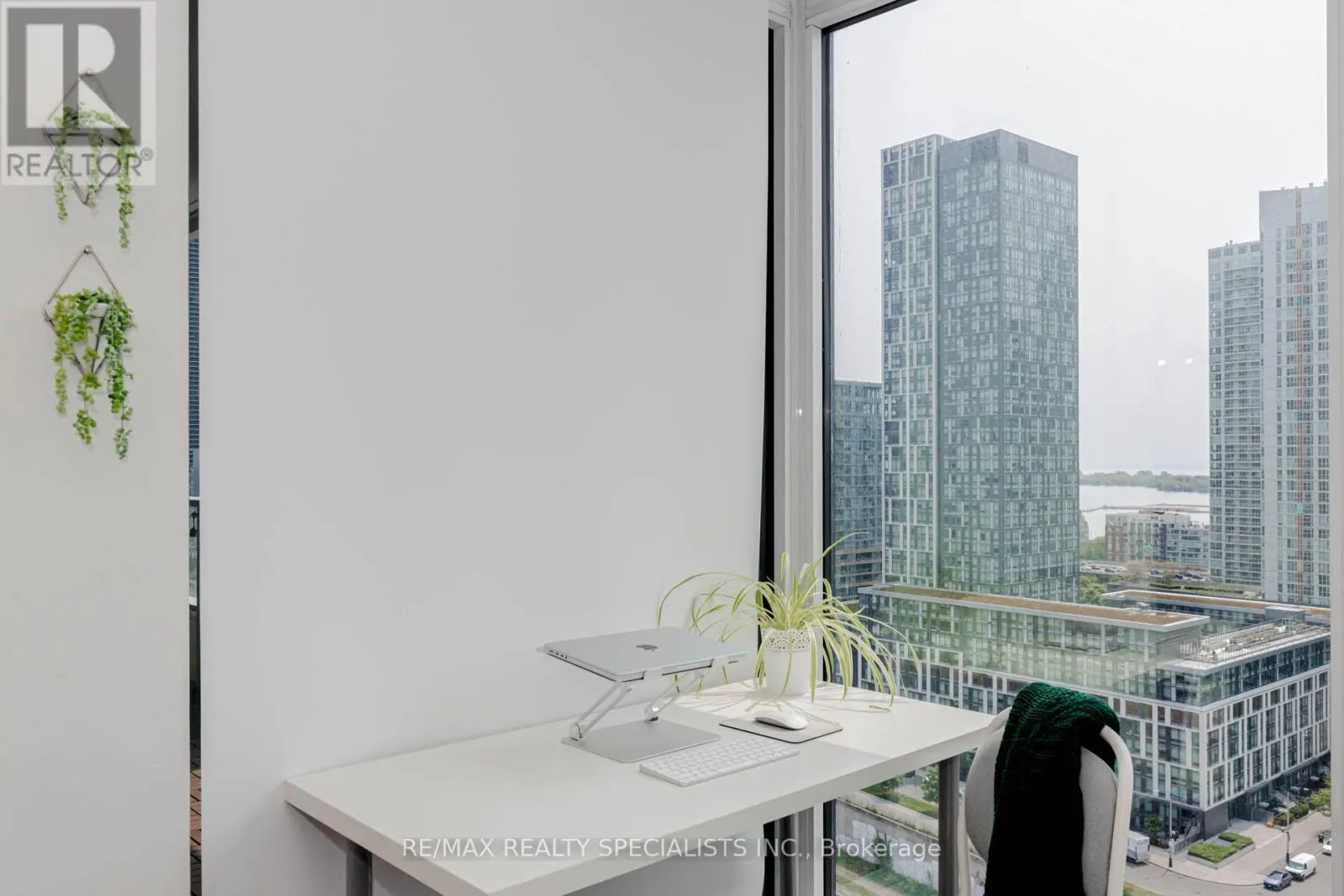 1705 - 576 FRONT STREET W