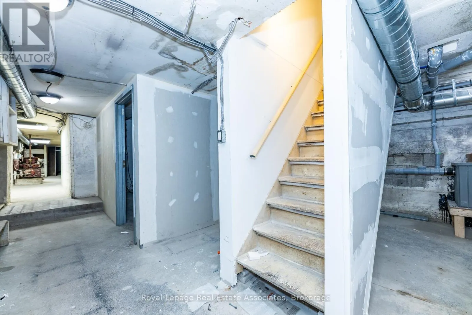 560 QUEEN STREET W