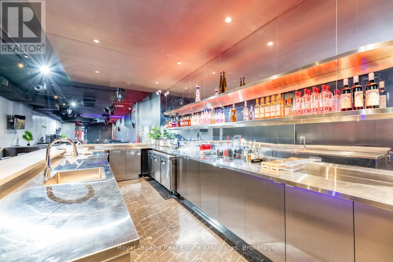 560 QUEEN STREET W