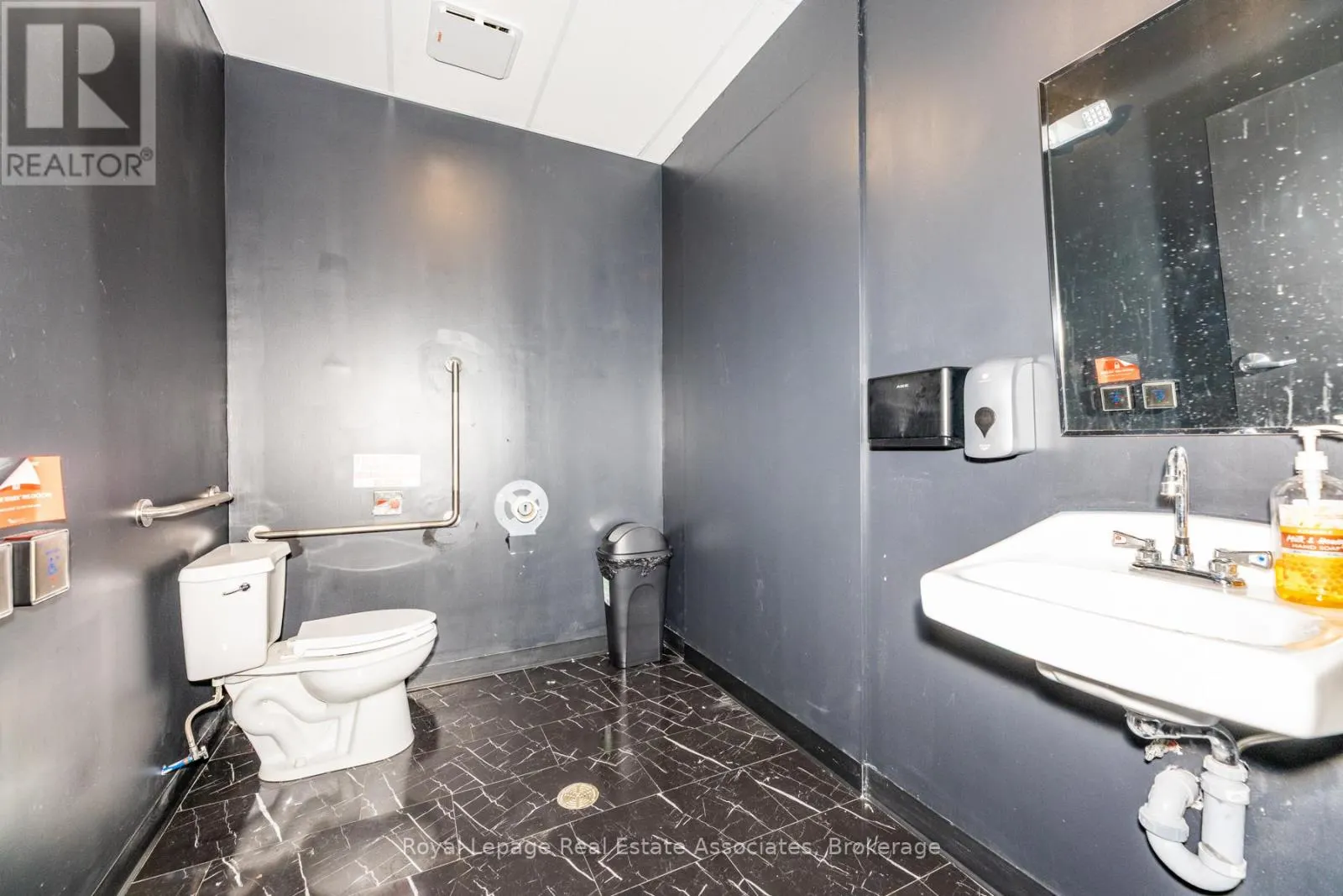 560 QUEEN STREET W