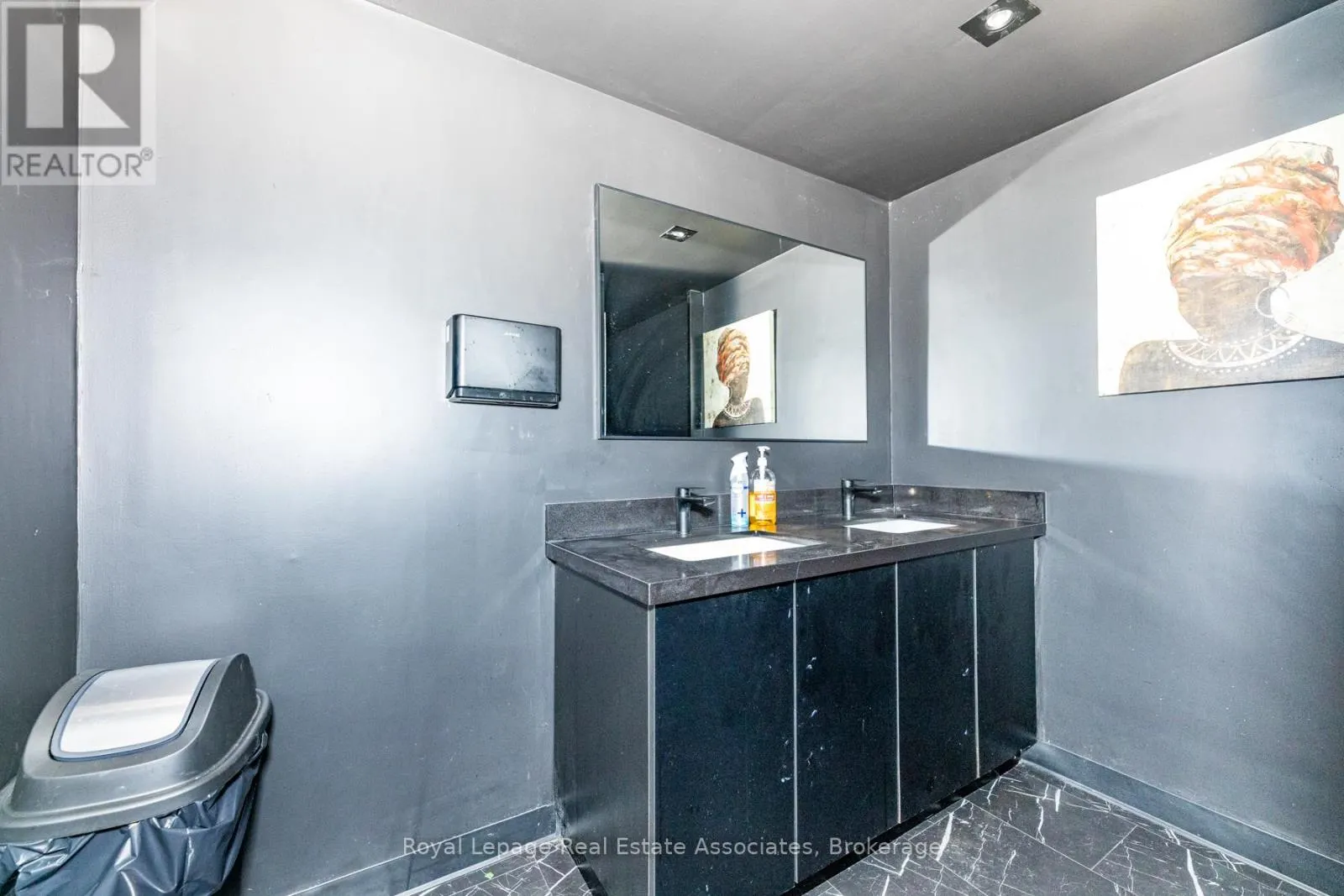 560 QUEEN STREET W