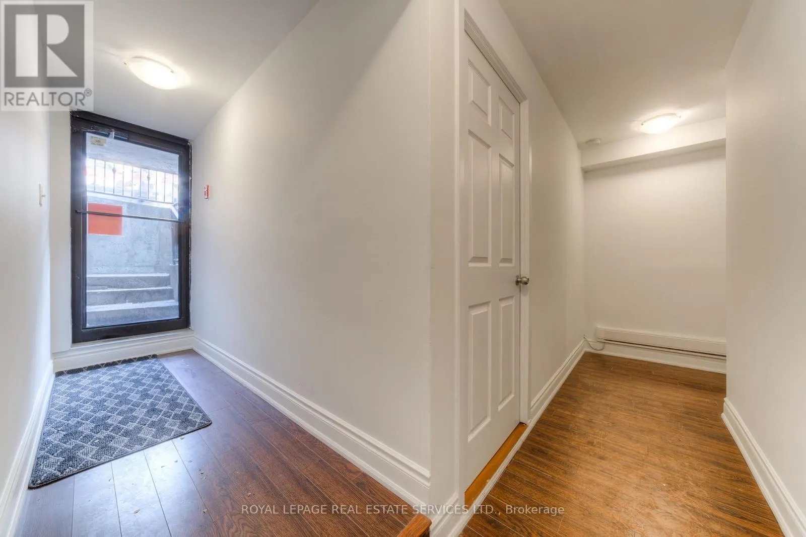 1391 DUNDAS STREET W
