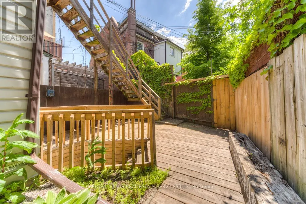 1391 DUNDAS STREET W