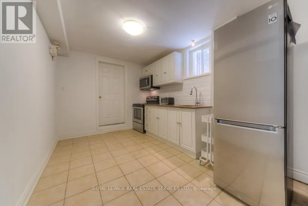 1391 DUNDAS STREET W
