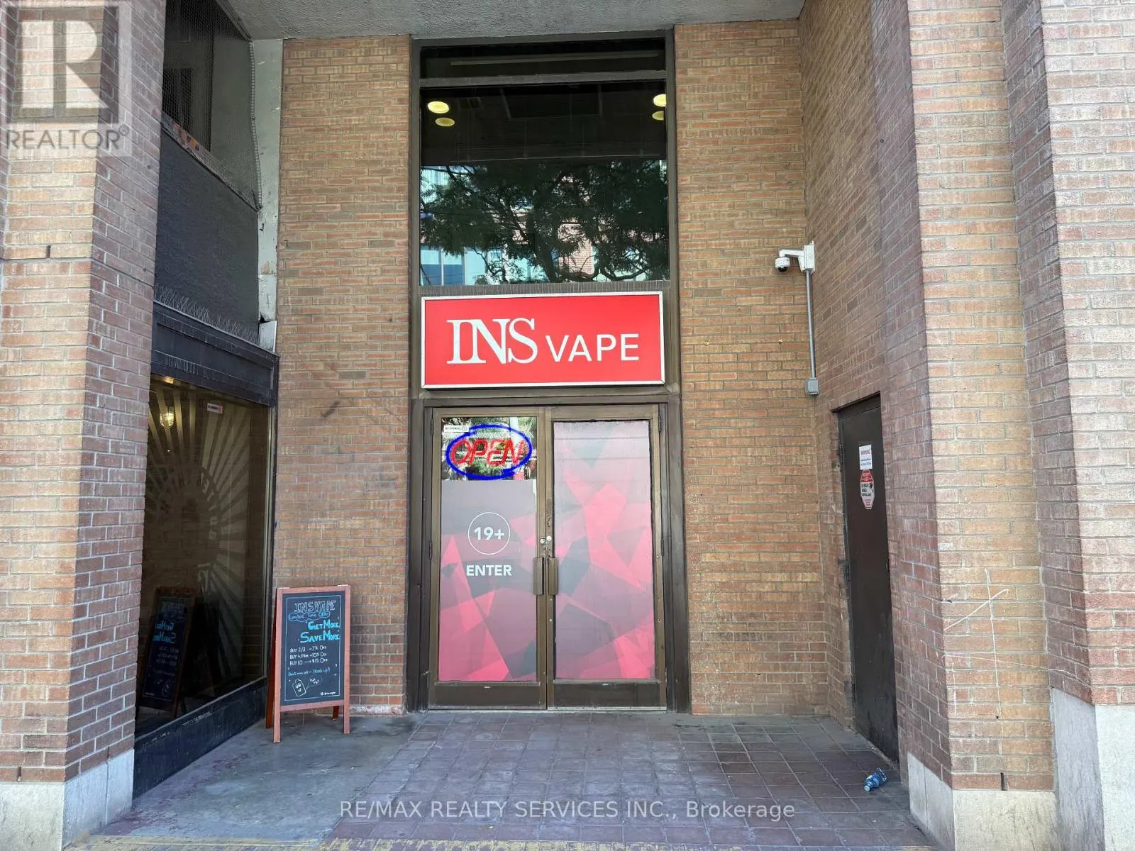 201 KING ST STREET E