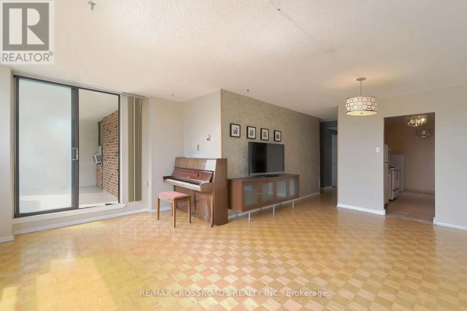 210 - 25 SUNRISE AVENUE