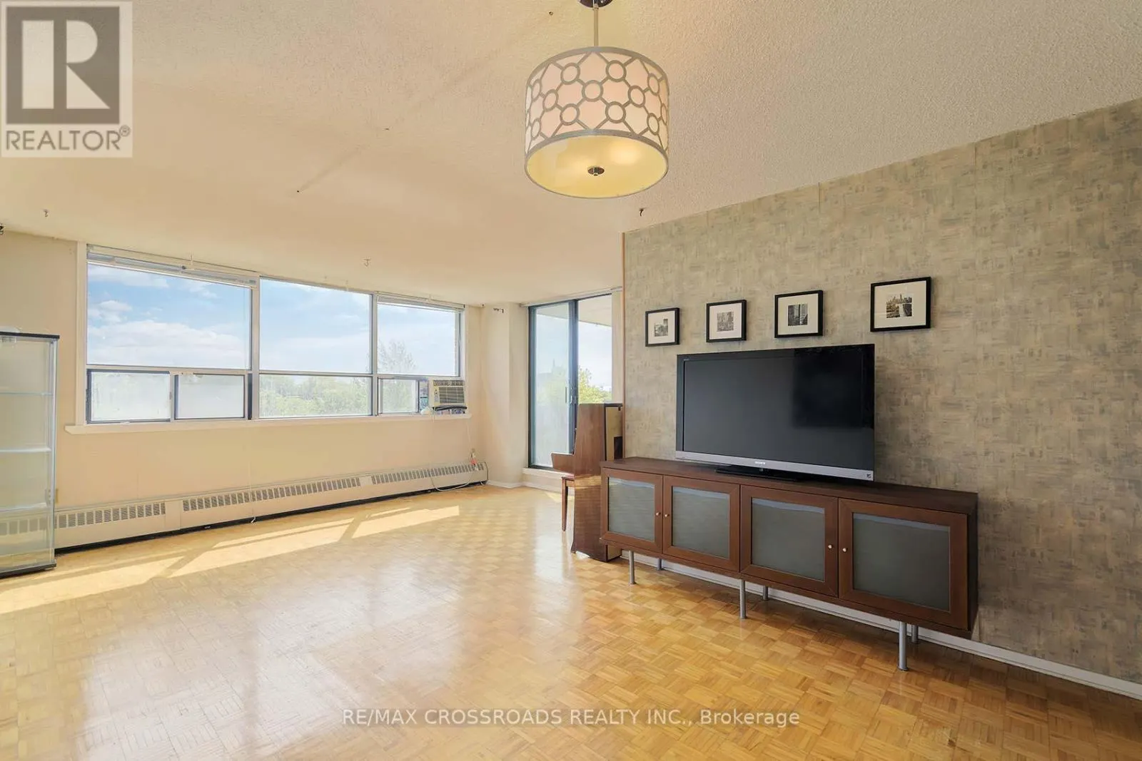 210 - 25 SUNRISE AVENUE