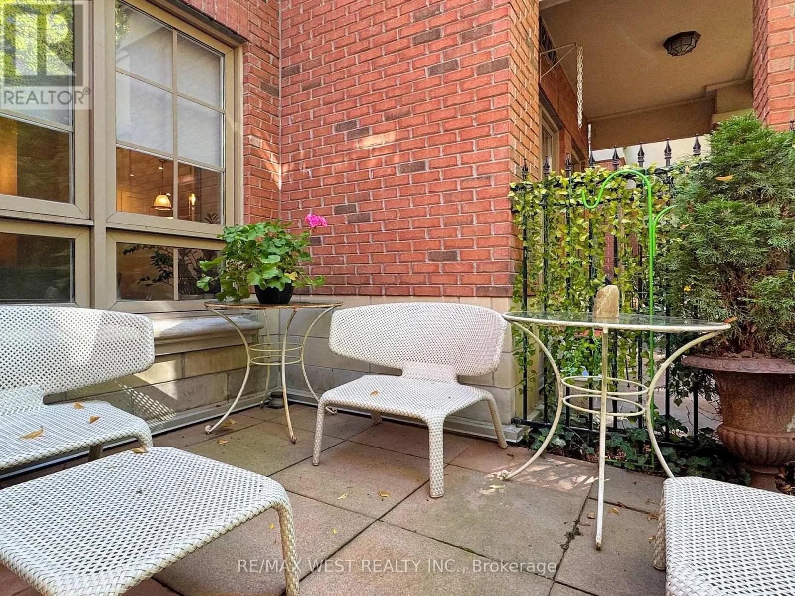TH 14 - 20 BURKEBROOK PLACE