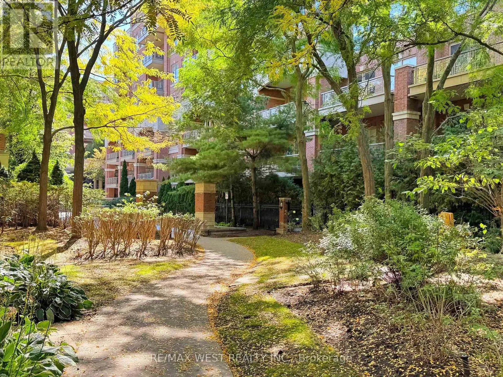 TH 14 - 20 BURKEBROOK PLACE