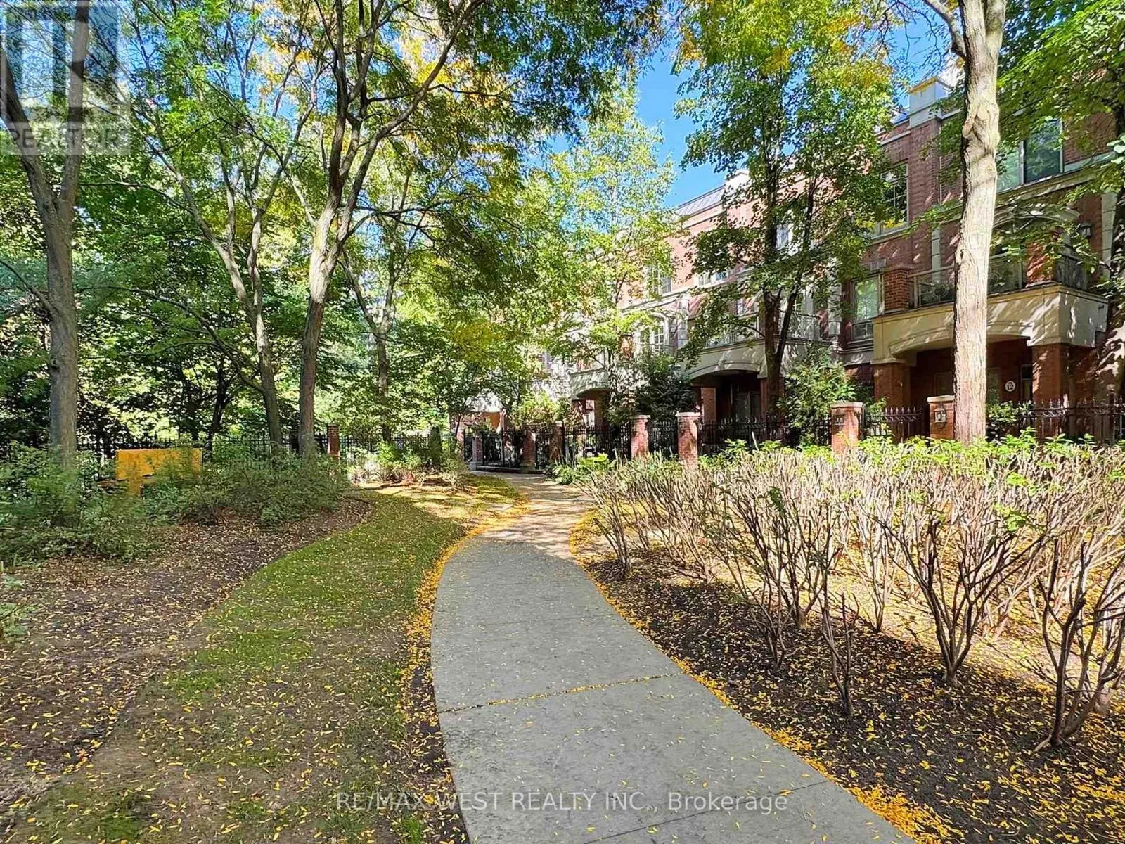 TH 14 - 20 BURKEBROOK PLACE