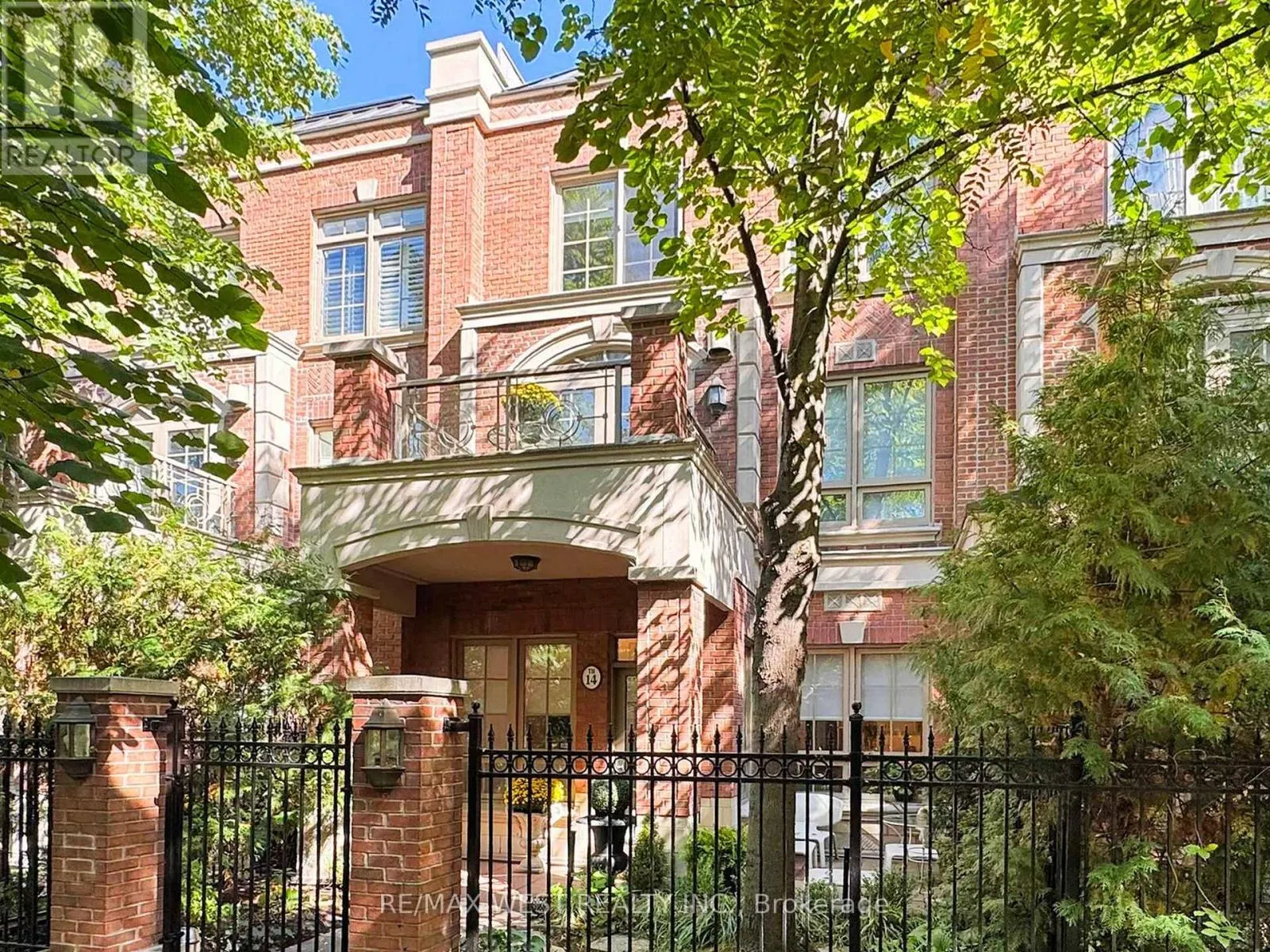 TH 14 - 20 BURKEBROOK PLACE