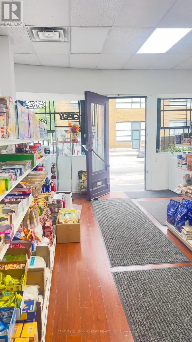 374 DUNDAS STREET E
