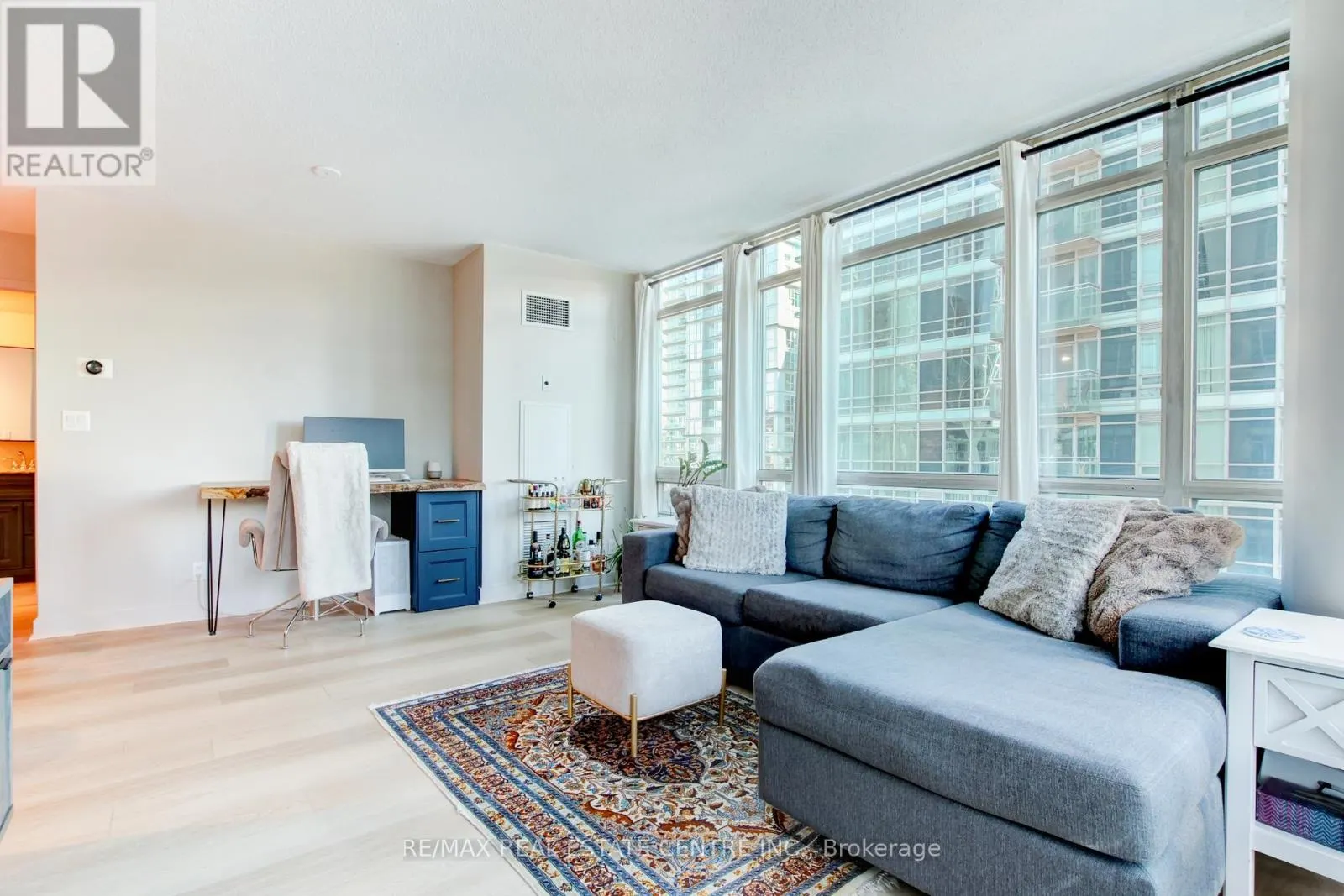 1010 - 397 FRONT STREET W