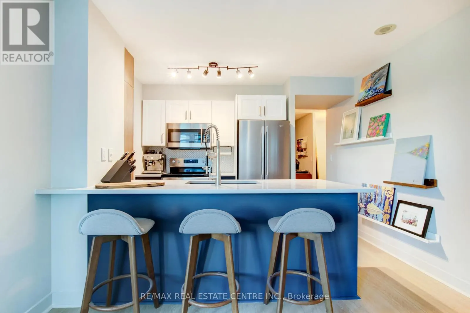 1010 - 397 FRONT STREET W