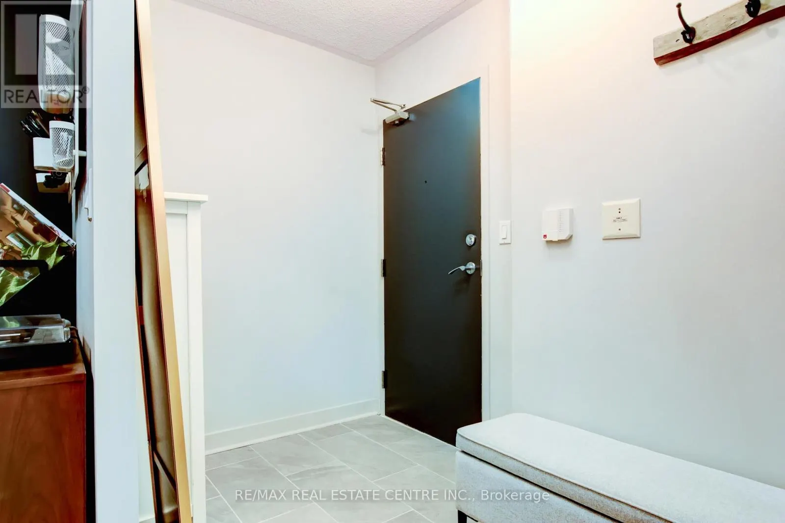 1010 - 397 FRONT STREET W