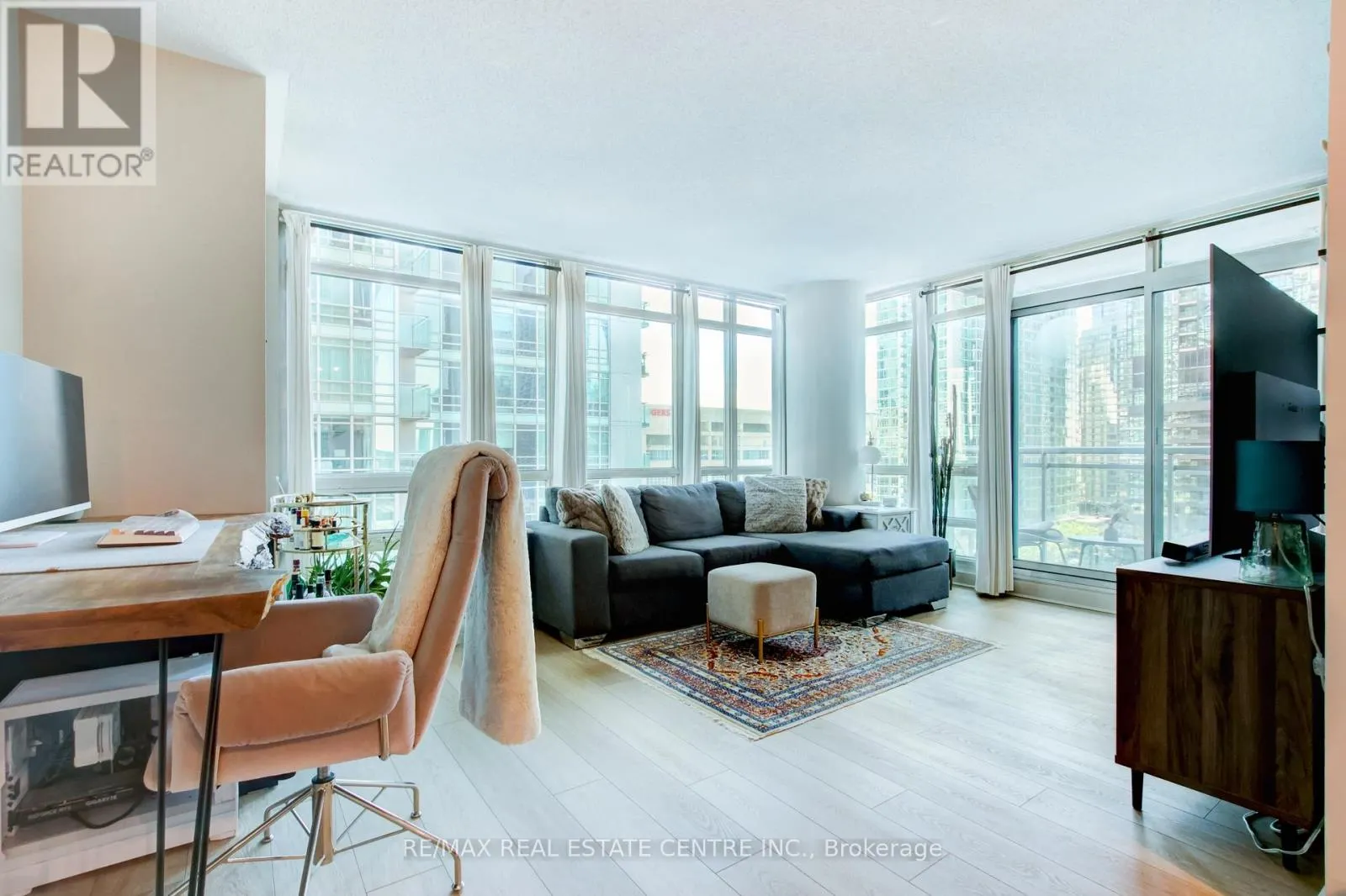 1010 - 397 FRONT STREET W
