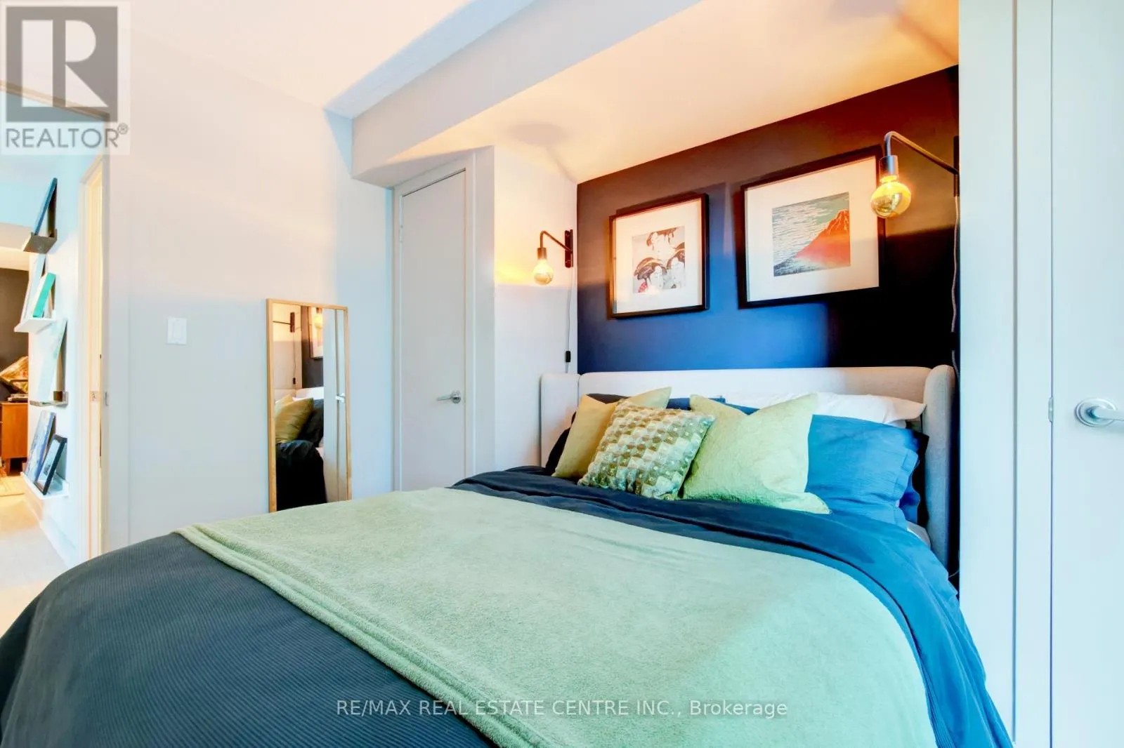 1010 - 397 FRONT STREET W