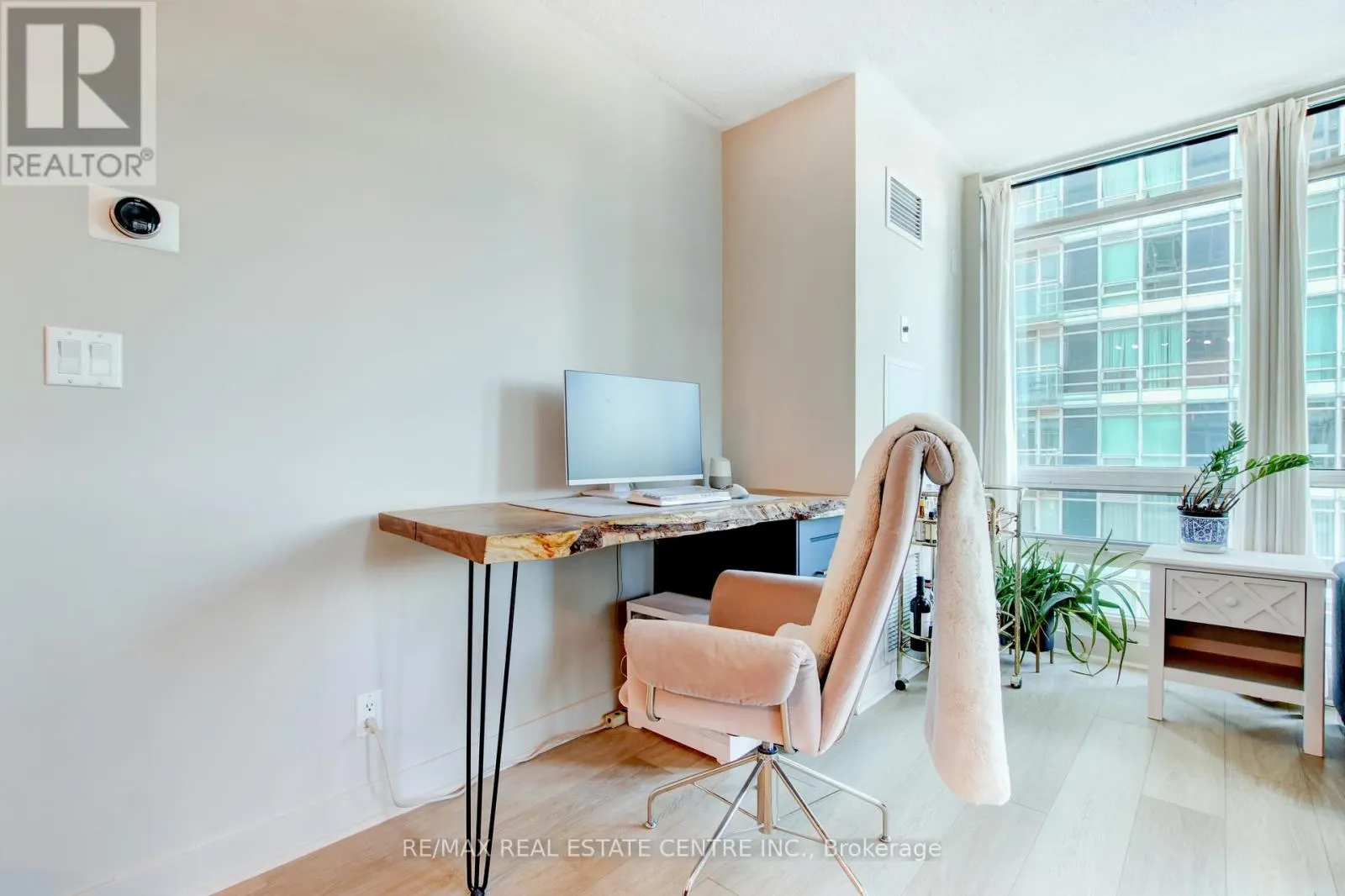 1010 - 397 FRONT STREET W