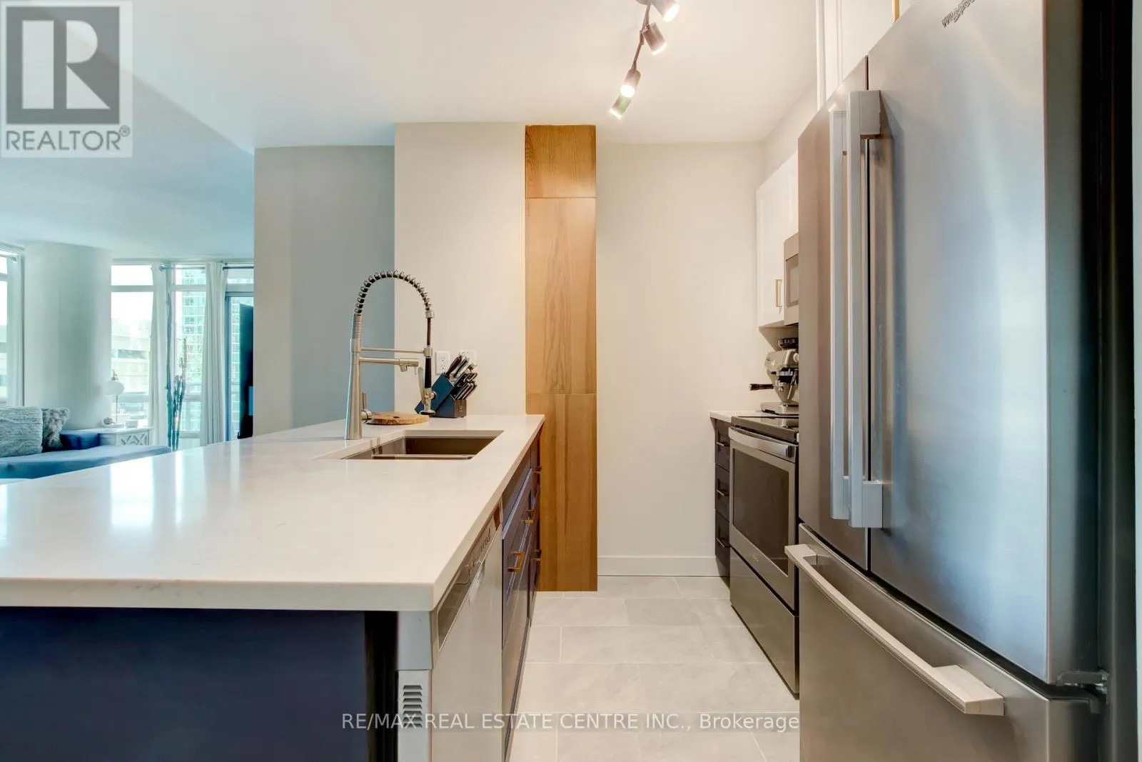 1010 - 397 FRONT STREET W