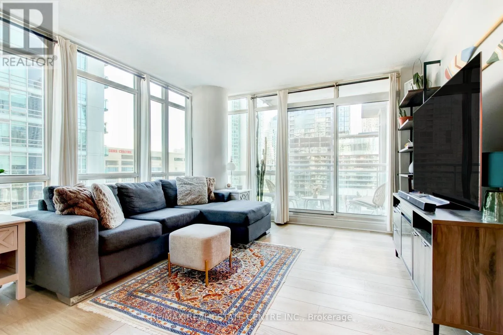 1010 - 397 FRONT STREET W