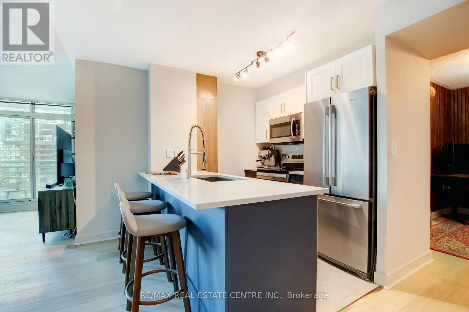 1010 - 397 FRONT STREET W