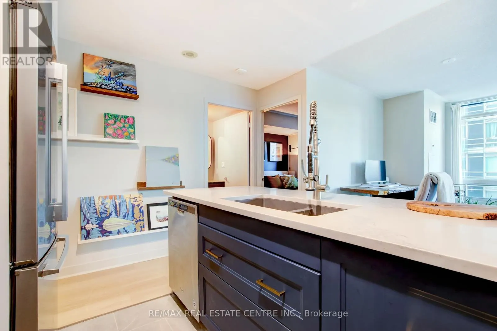 1010 - 397 FRONT STREET W