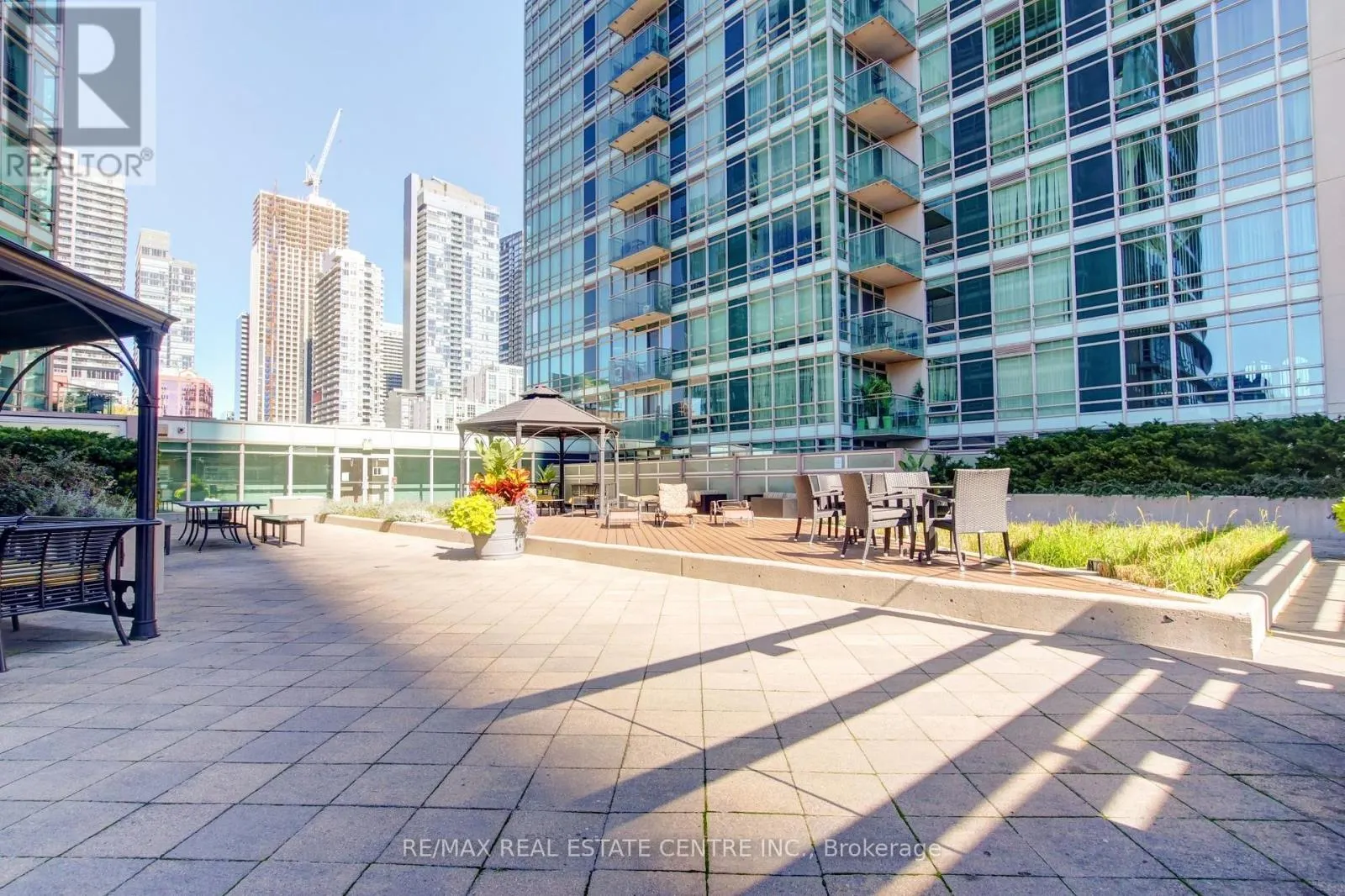 1010 - 397 FRONT STREET W