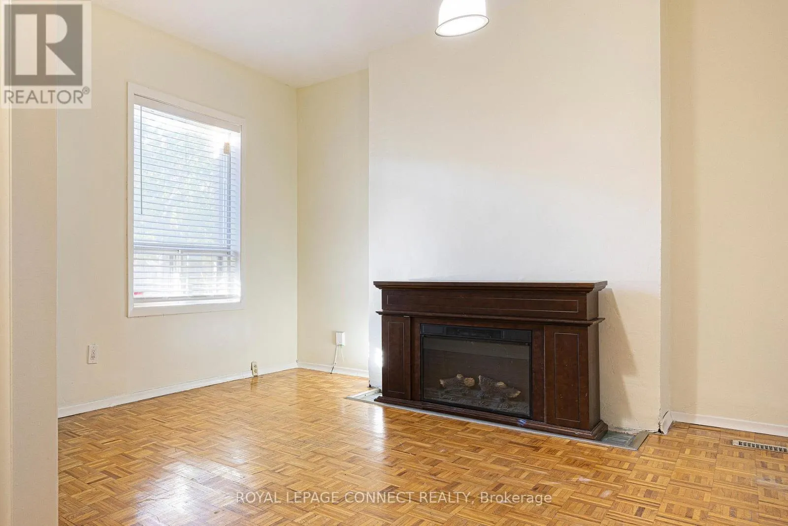 MAIN - 784 ADELAIDE STREET W