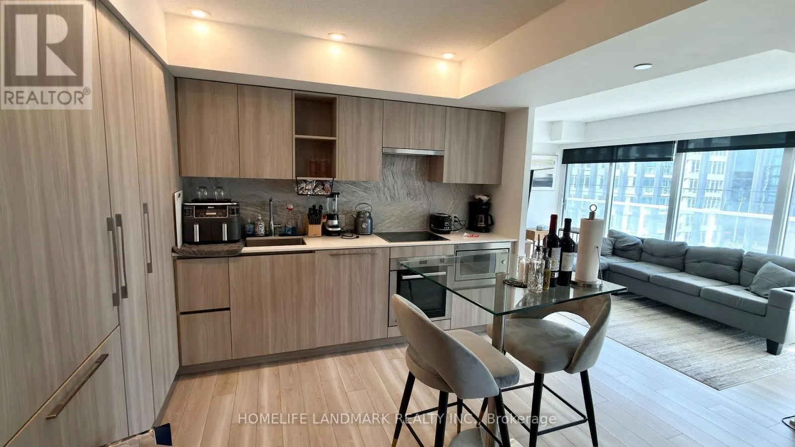 911 - 19 BATHURST STREET