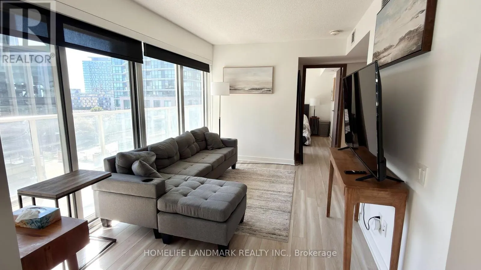 911 - 19 BATHURST STREET