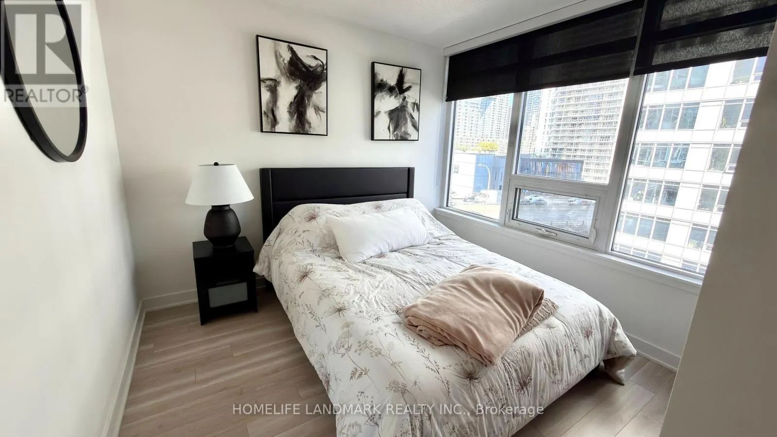 911 - 19 BATHURST STREET