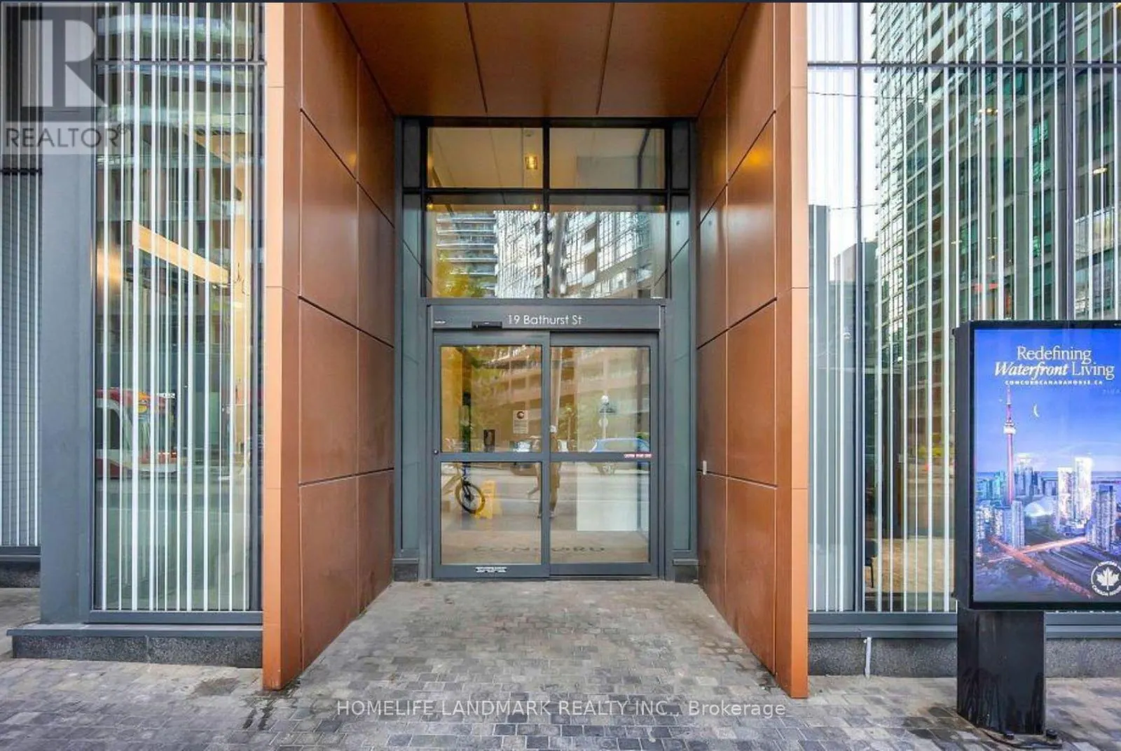 911 - 19 BATHURST STREET