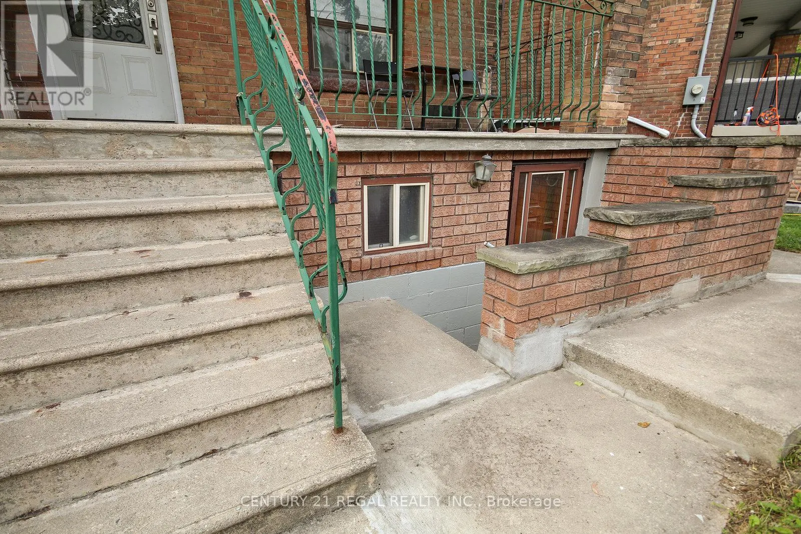 300 MONTROSE AVENUE