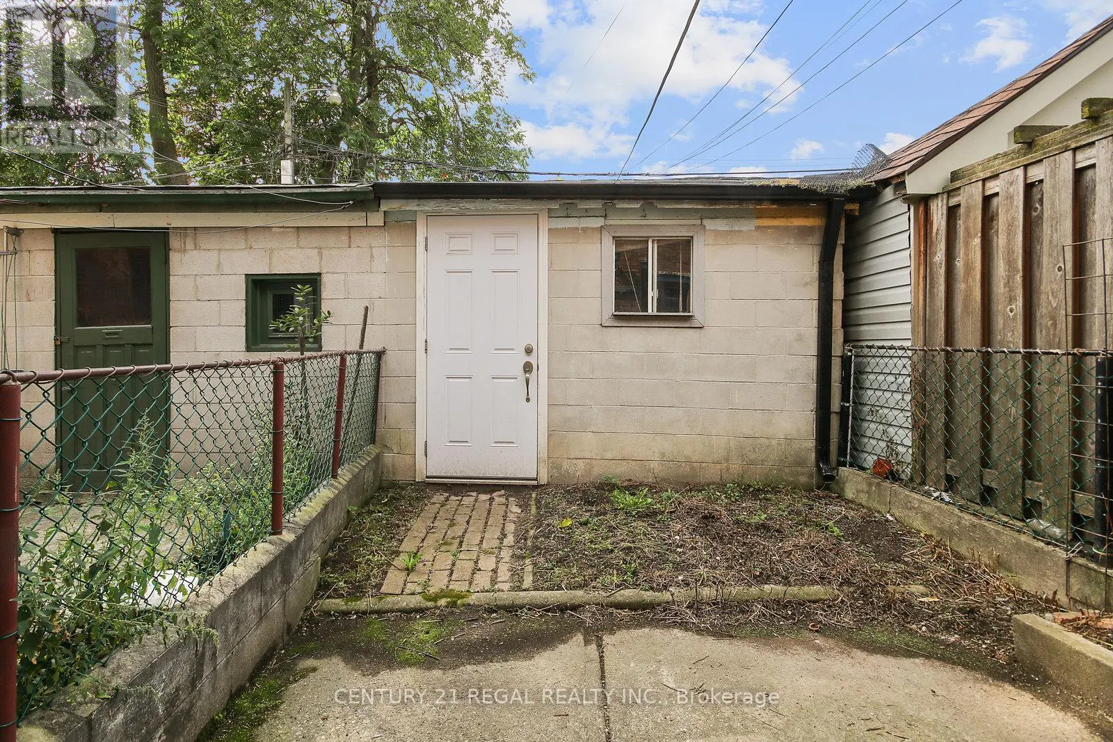 300 MONTROSE AVENUE