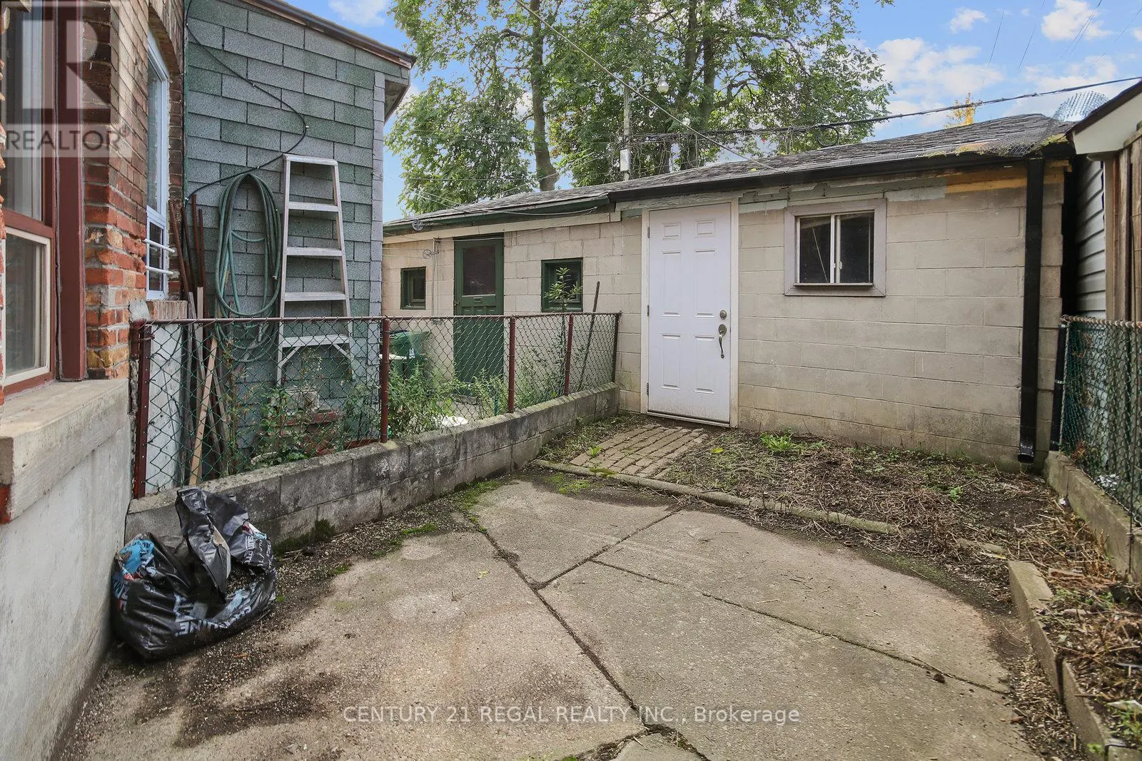 300 MONTROSE AVENUE