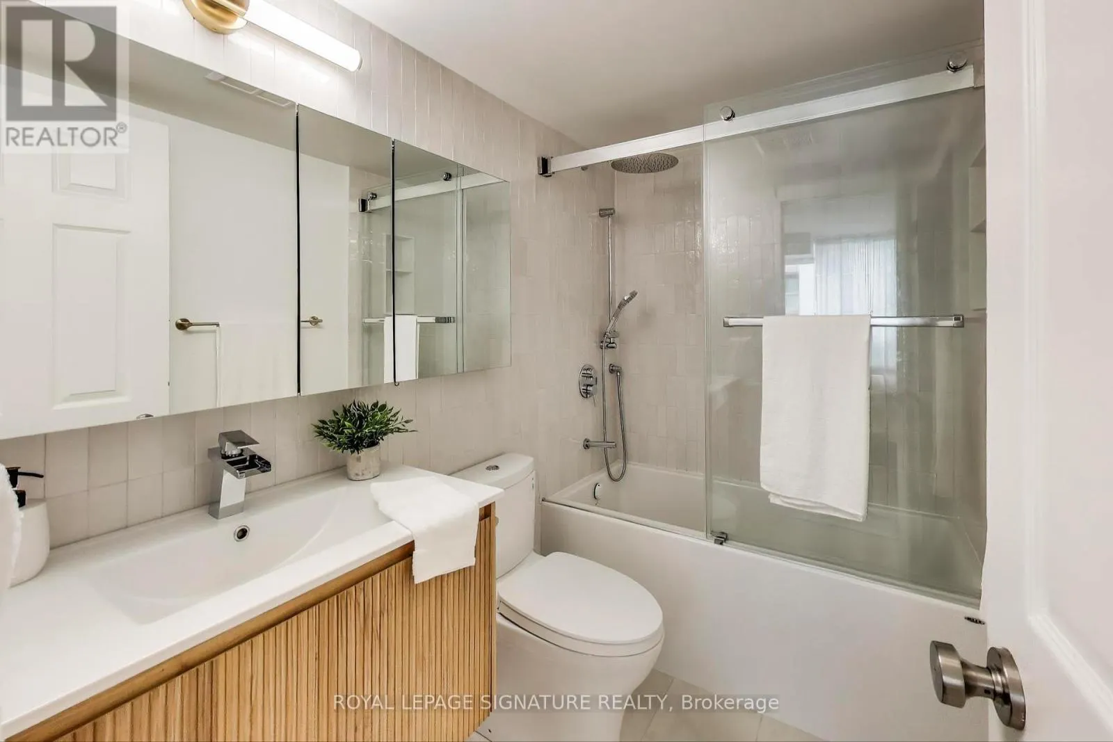 1610 - 256 DORIS AVENUE
