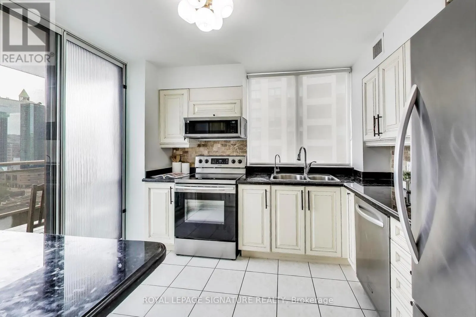 1610 - 256 DORIS AVENUE