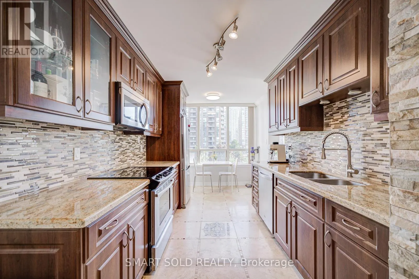 516 - 7 BISHOP AVENUE