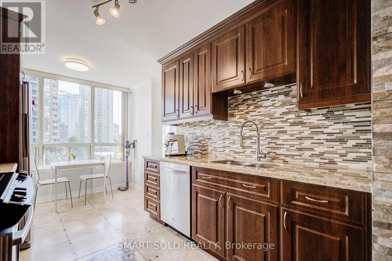 516 - 7 BISHOP AVENUE