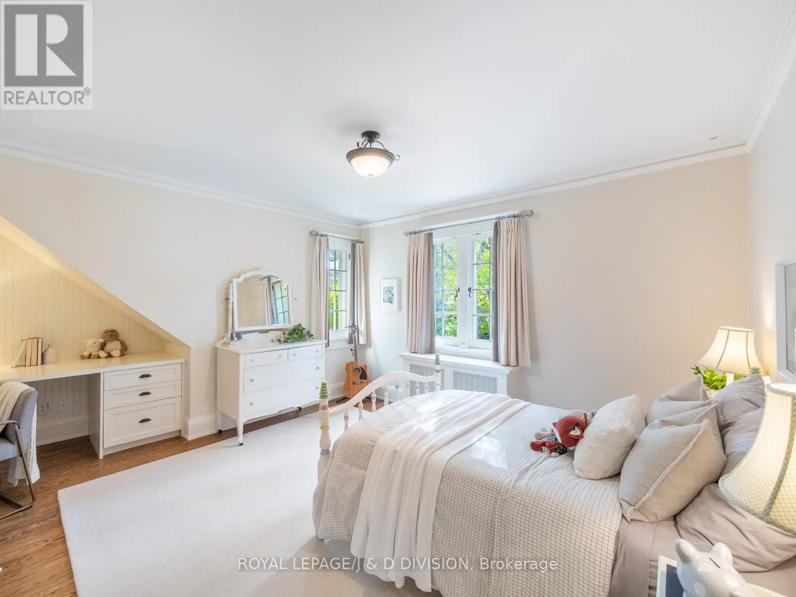 11 CORTLEIGH CRESCENT