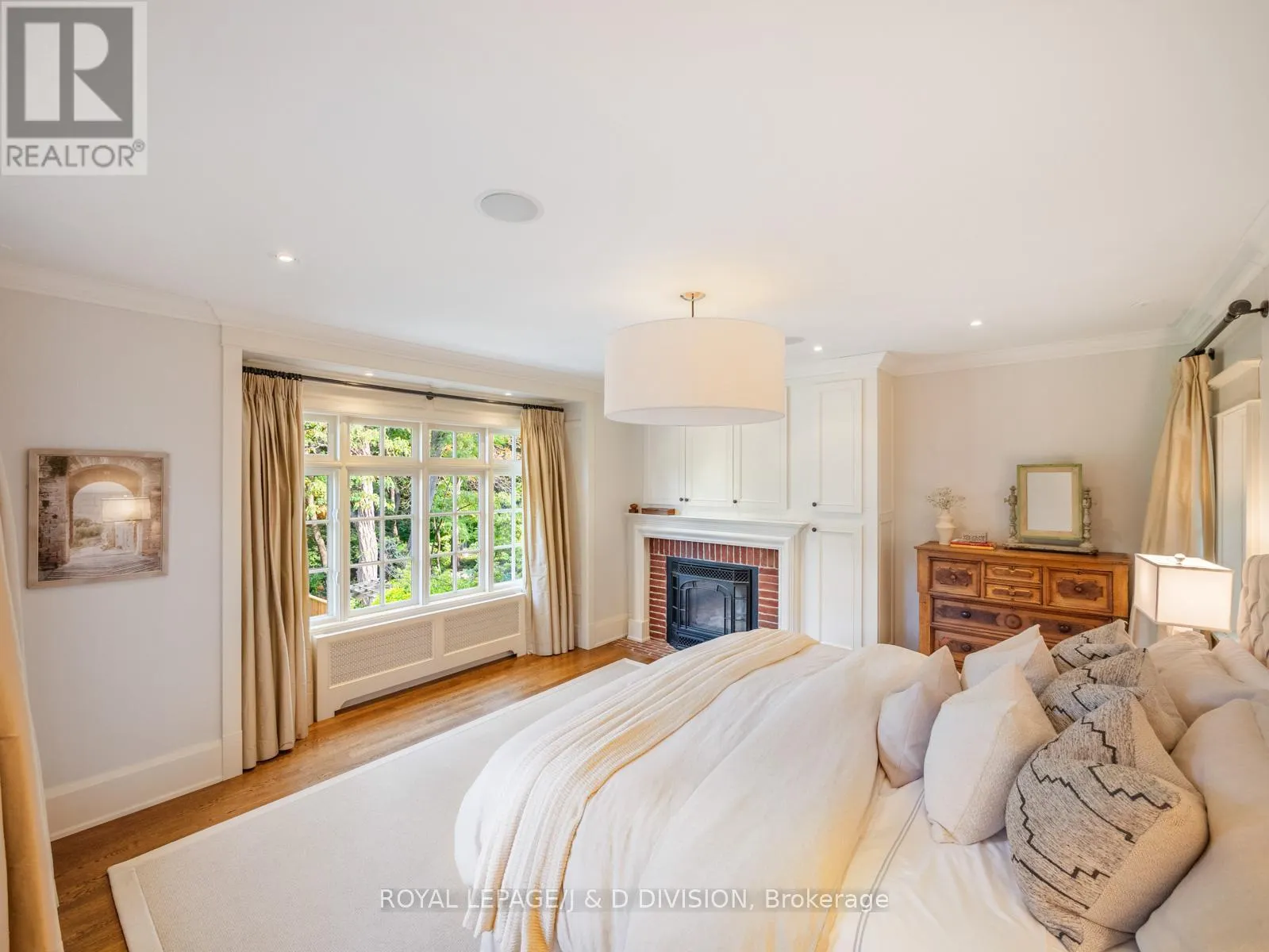 11 CORTLEIGH CRESCENT