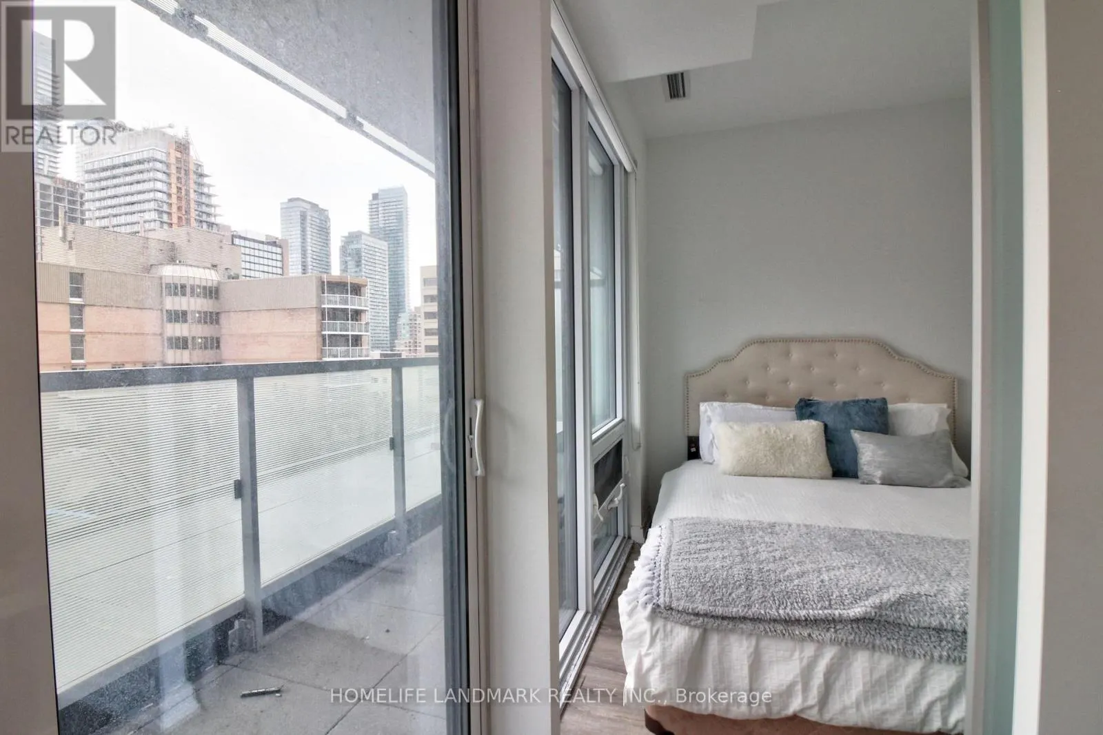504 - 28 WELLESLEY STREET E