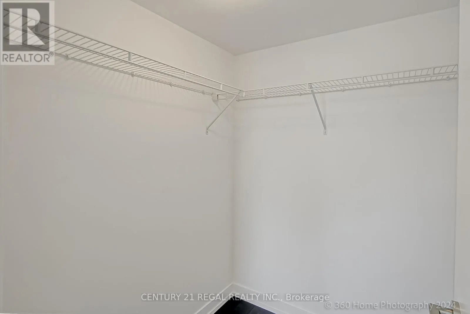PH105 - 219 DUNDAS STREET E