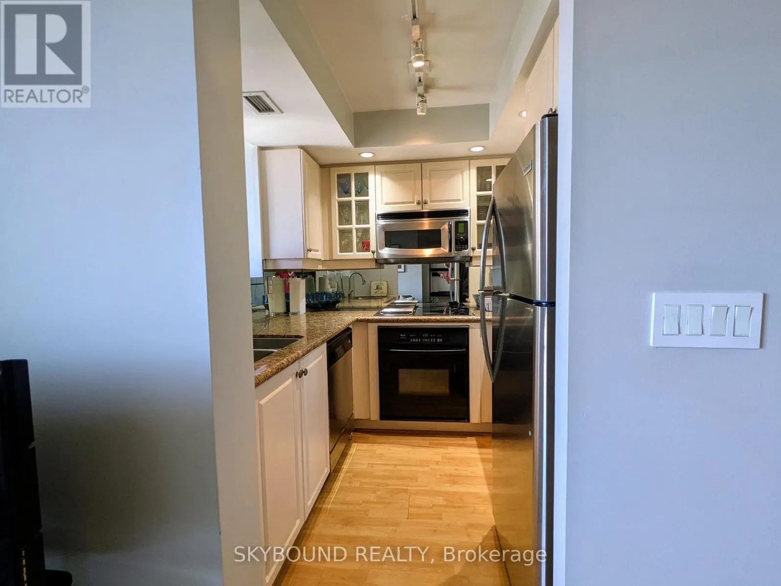 PH1620 - 140 SIMCOE STREET