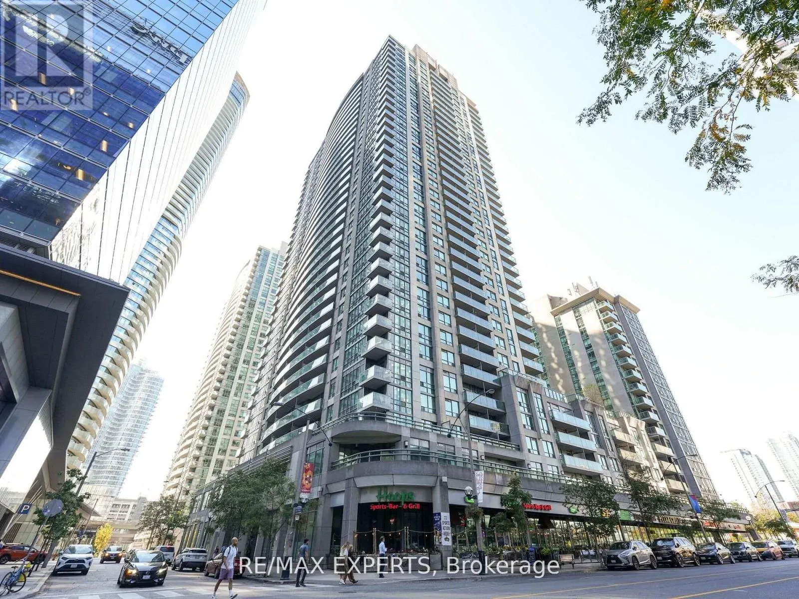 812 - 30 GRAND TRUNK CRESCENT