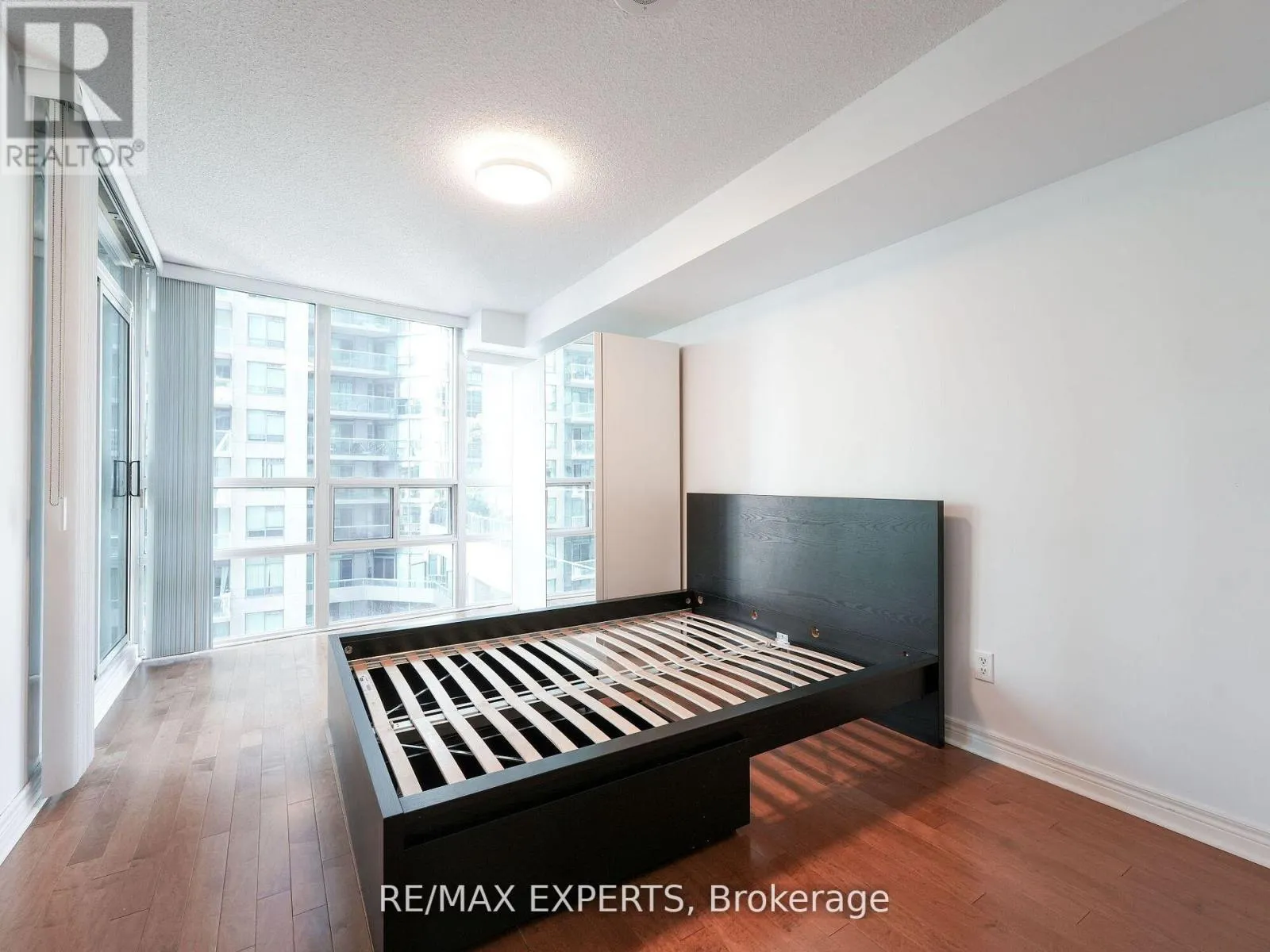 812 - 30 GRAND TRUNK CRESCENT