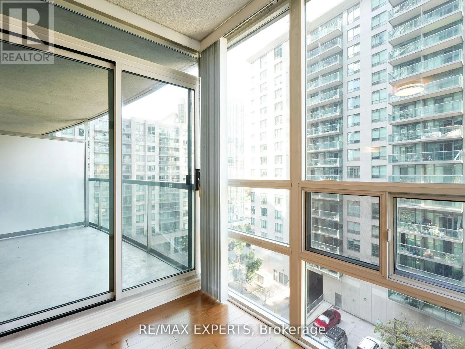 812 - 30 GRAND TRUNK CRESCENT