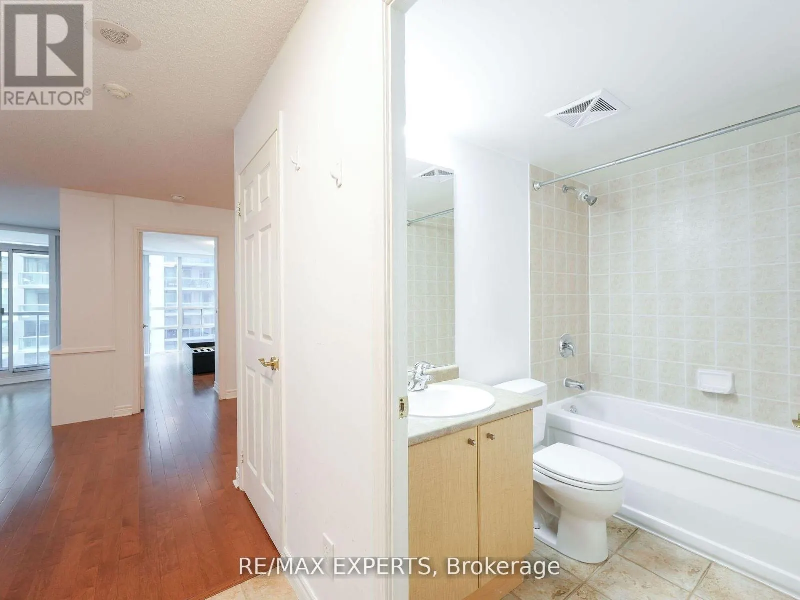 812 - 30 GRAND TRUNK CRESCENT
