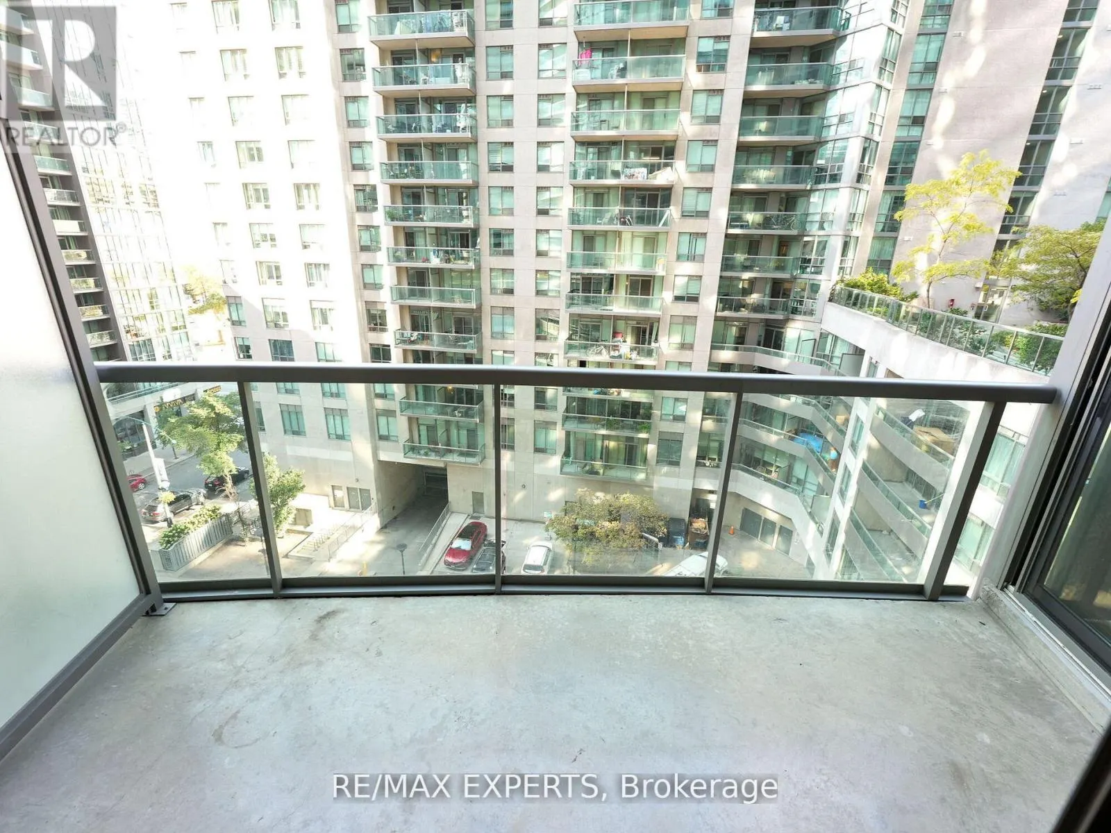 812 - 30 GRAND TRUNK CRESCENT