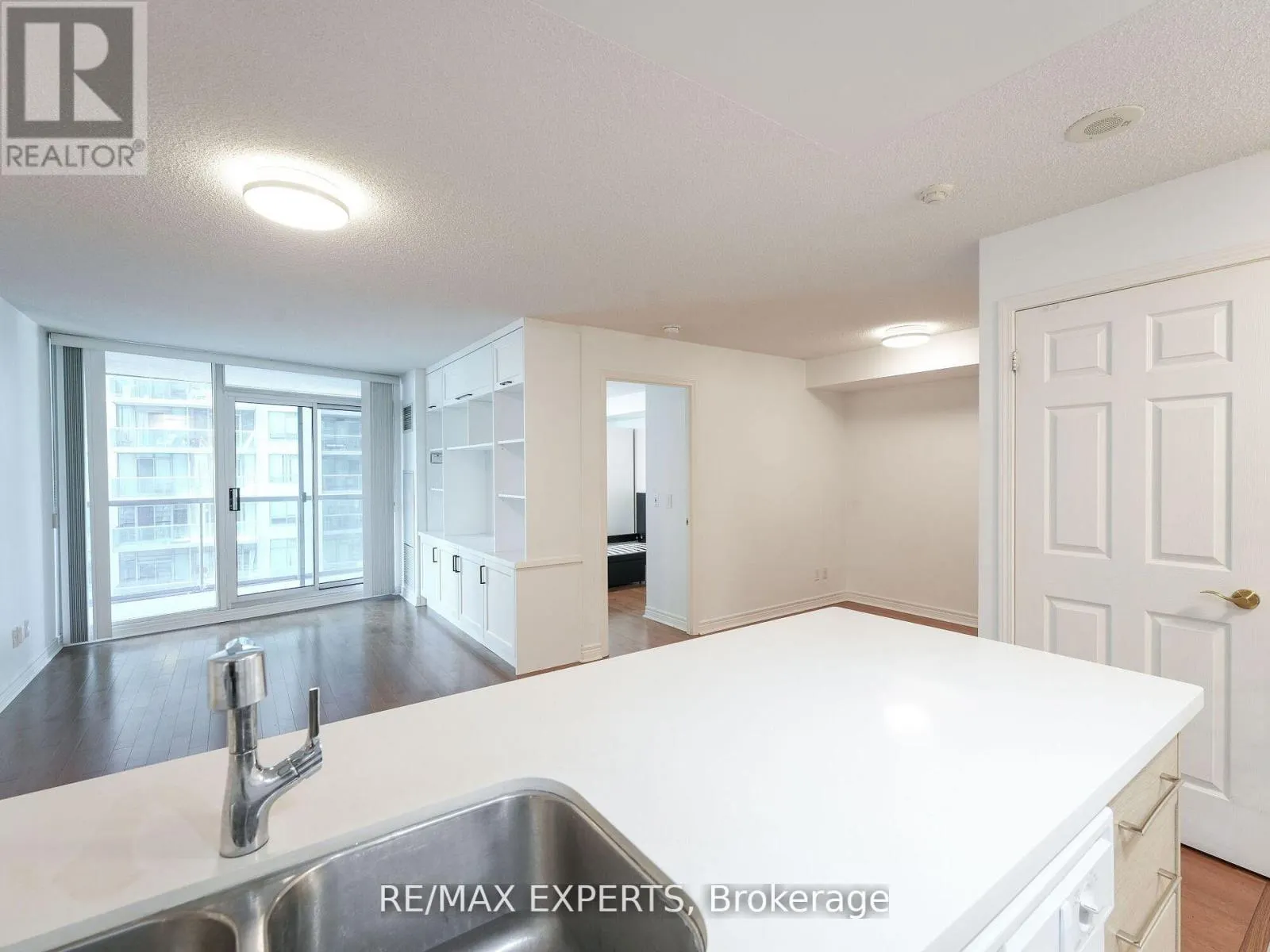 812 - 30 GRAND TRUNK CRESCENT